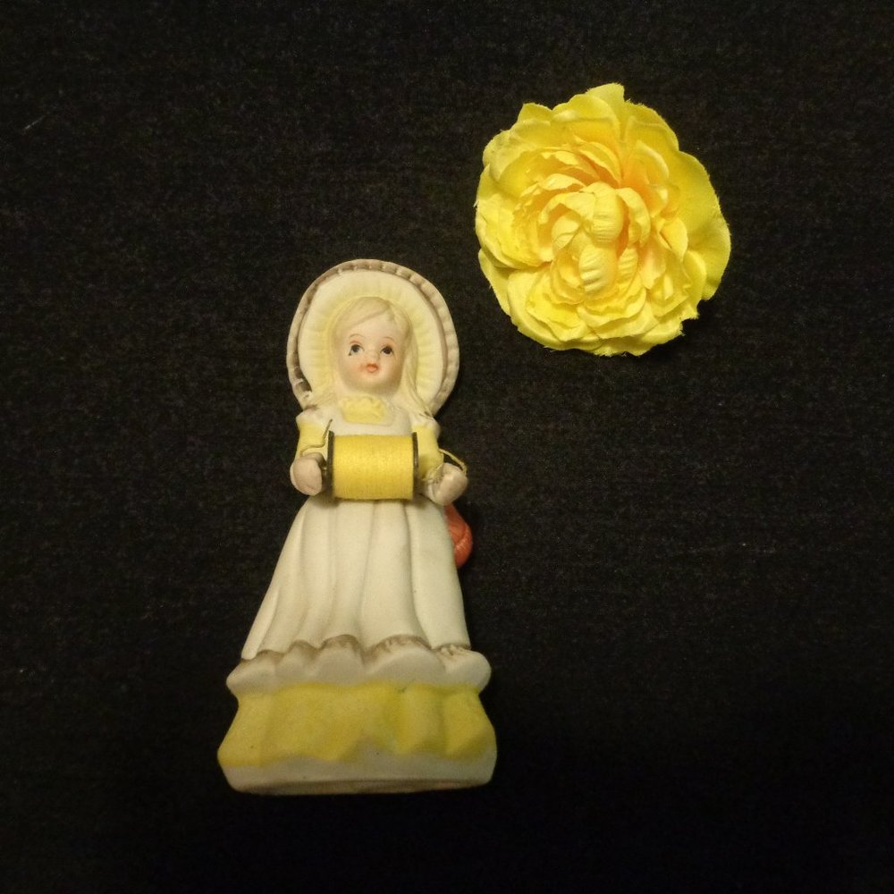 VINTAGE 1970S PRETTY OLD FASHIONED THREAD GIRL